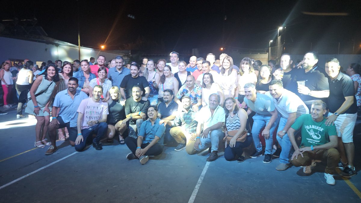 PauMazzia's tweet photo. La fiesta de las promos nunca falla... #promo98, 25 años de egresados... hermoso reencuentro https://t.co/3HYeia08Yk