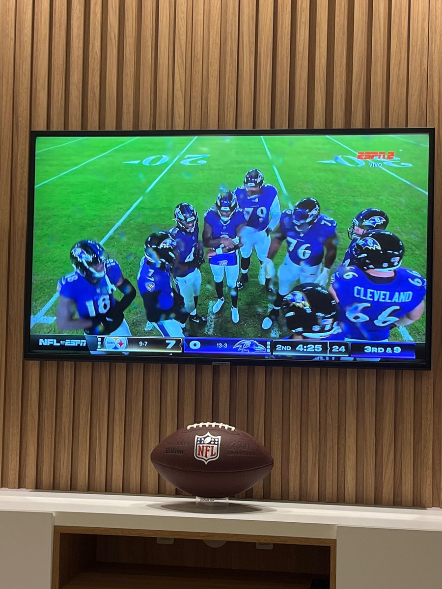 tiagoandreiuber's tweet photo. Sábado de NFL com minha esposa! #NFLnaESPN https://t.co/zI1Aytvuf9