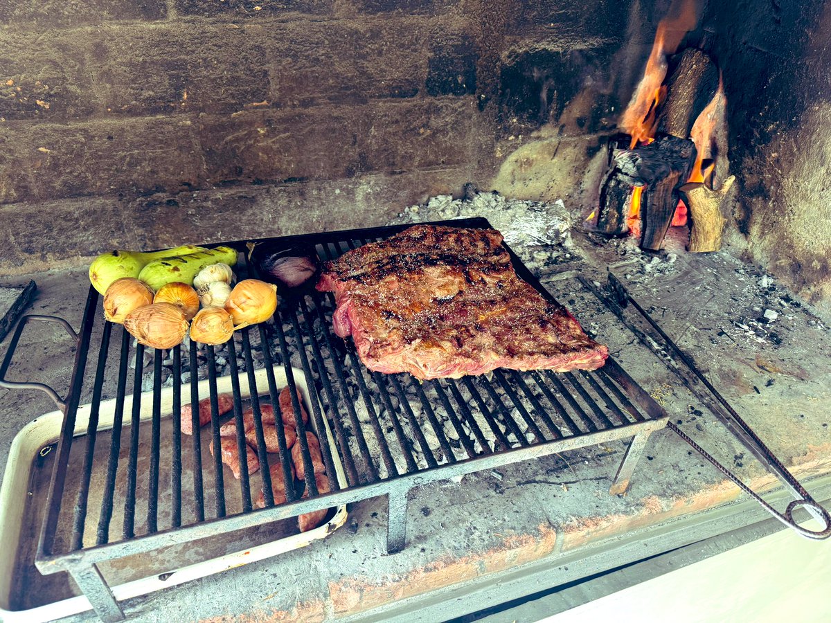 Mastahful's tweet photo. For me, eating #firefood every day is such a treat. From spiral cut ribeye to pizza a la parrilla, heaven! #food #bbq https://t.co/iU95LiOUZl