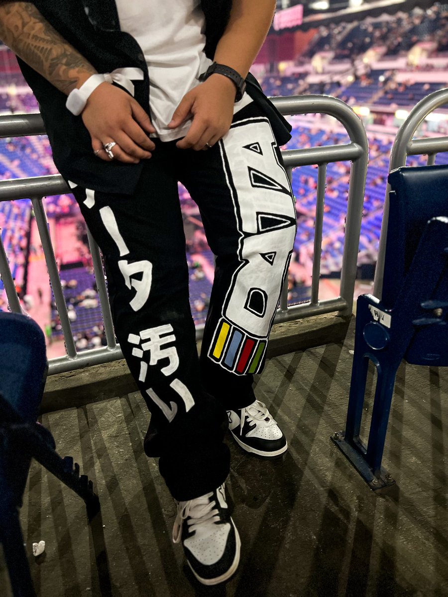 kompiarte's tweet photo. Custom outfit inspirado por el álbum “DATA” por @Tainy para su concierto ⭐️

•Outfit de mujer  realizado por @neishaly_rivera 🪡

•Arte Dibujado/Pintado por @kompiarte 🎨 https://t.co/xXraP1pBVE