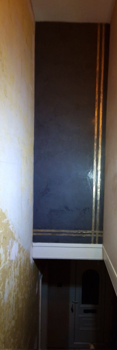 vpmidlands's tweet photo. Applied some sexy gold foil in the geometric bands to this venetian plaster wall today ##sexywalls ##surfacedesign #venetianplaster https://t.co/S5p0rg2moo