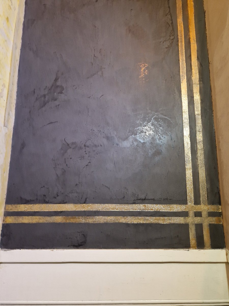vpmidlands's tweet photo. Applied some sexy gold foil in the geometric bands to this venetian plaster wall today ##sexywalls ##surfacedesign #venetianplaster https://t.co/S5p0rg2moo