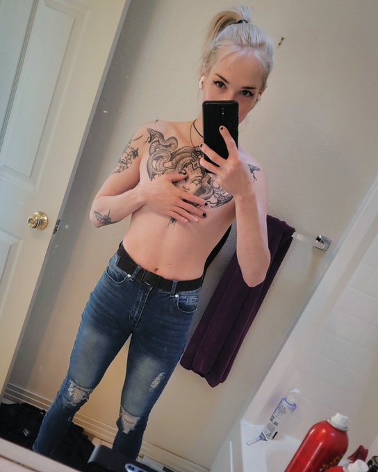 𝘔𝘪𝘴𝘴𝕽𝖊𝖉𝘓𝘪𝘯𝘦 - Hi hello can we just appreciate my hips and thighs real quick thx ✨🤍✨ https://t.co/UOZkuqaO0C