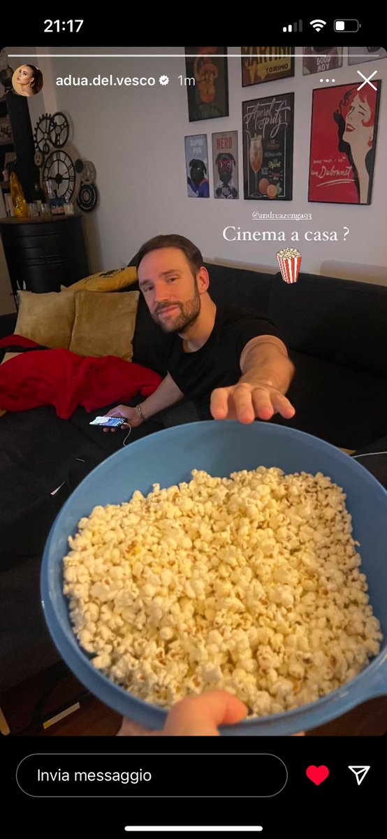 CerchiaiR's tweet photo. #zengavo #rosalindacannavo #andreazengavo cinema a casa con popcorn 😍😍❤️❤️ https://t.co/gyWvzZ8Xua