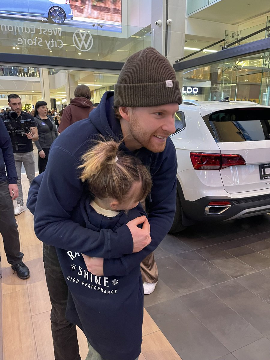 KimHlewka's tweet photo. I don’t think there is anything anymore humbling then receiving an autograph from some amazing resilient, Stollery kiddos #ryanmcleod #warrenfoegele #connorbrown @StolleryKids @simply_cecily @westedmontonvw @flannelfoxes  @EdmontonOilers https://t.co/d8Xb5c64m6