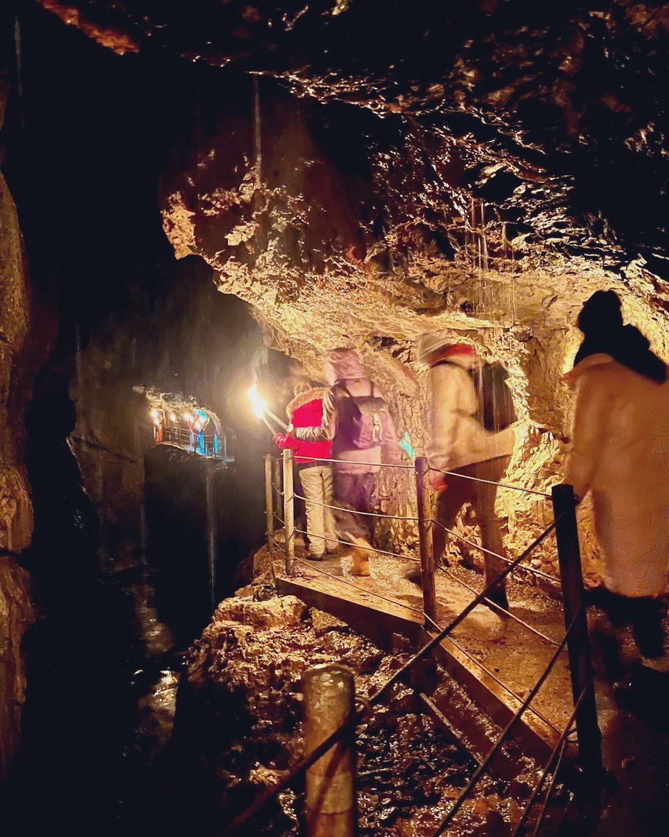 Kirsi_HoSt's tweet photo. #Fackelwanderung durch die #Partnachklamm bei Nacht. Ein unvergessliches Spiel von Licht und Schatten und tosendem Wasser #naturerlebnis #zauber #winterwanderung https://t.co/TNStvomEG6