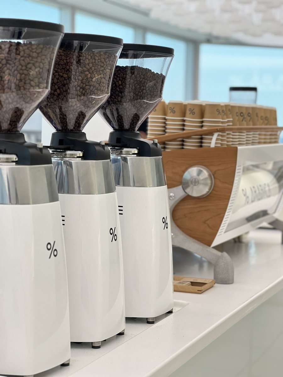 foodtellers's tweet photo. Arabica Thailand สาขา Empire สาทร (ชั้น 55) วิวสวยจริง แต่ที่นั่งน้อย ต้องรอคอยคนลุกก่อน ถึงจะเข้าไปถ่ายได้ แต่นั่งมองวิวจากมุมสูง ก็เพลินจริงๆ ได้ฟิลอีกแบบ ใครจะมาขึ้นลิฟท์ชั้น G ทางเดินไปลิฟท์สวยและลึกลับดีค่ะ พนง บริการดี ไม่หลงแน่นอนฮะ @aroii https://t.co/eWMSC2WsDv