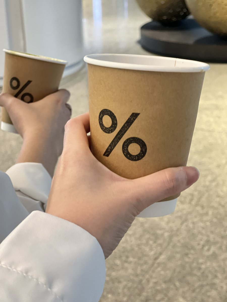 Arabica Thailand สาขา Empire สาทร (ชั้น 55) วิวสวยจริง แต่ที่นั่งน้อย ต้องรอคอยคนลุกก่อน ถึงจะเข้าไปถ่ายได้ แต่นั่งมองวิวจากมุมสูง ก็เพลินจริงๆ ได้ฟิลอีกแบบ ใครจะมาขึ้นลิฟท์ชั้น G ทางเดินไปลิฟท์สวยและลึกลับดีค่ะ พนง บริการดี ไม่หลงแน่นอนฮะ <a href="/aroii/">@aroii บอกต่อ</a>