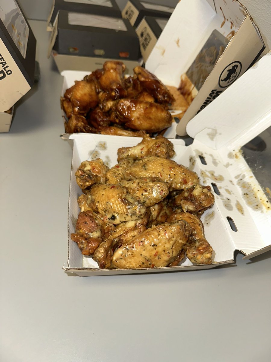 AttAaliyah's tweet photo. Samsung brought Ilya lunch again! 😋🐓 #BWW https://t.co/gsyvyoTDHb