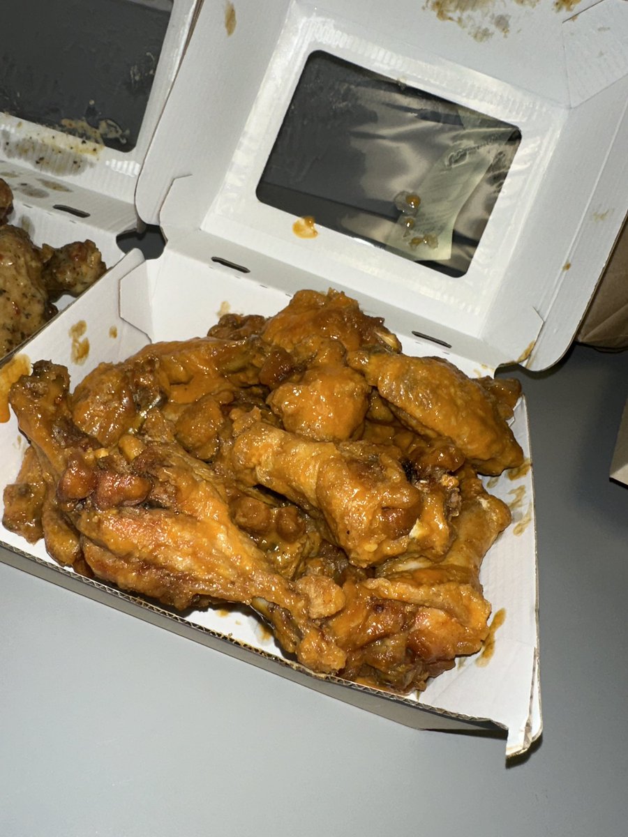 AttAaliyah's tweet photo. Samsung brought Ilya lunch again! 😋🐓 #BWW https://t.co/gsyvyoTDHb