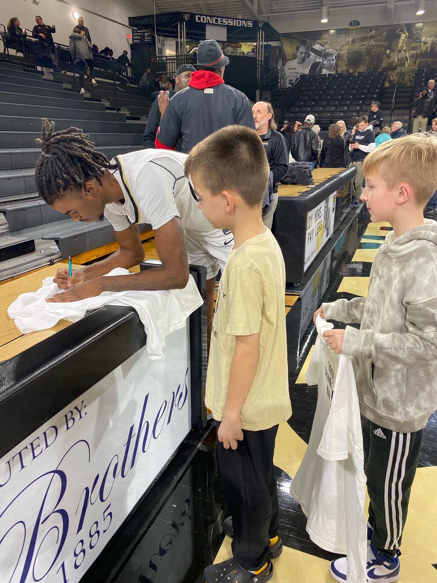 KaySportswriter's tweet photo. For fans who live in Metro Detroit, the best value in town especially for families with kids is attending a @oaklandu basketball game. Great atmosphere for a good price and they have some home games in the near future so maybe think about attending a game soon with friends and family.