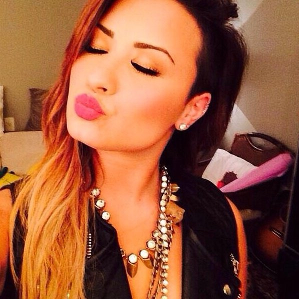 revampedz's tweet photo. @sckrxcx um lacre era o da demi lovato https://t.co/j5Dtv2GMTG