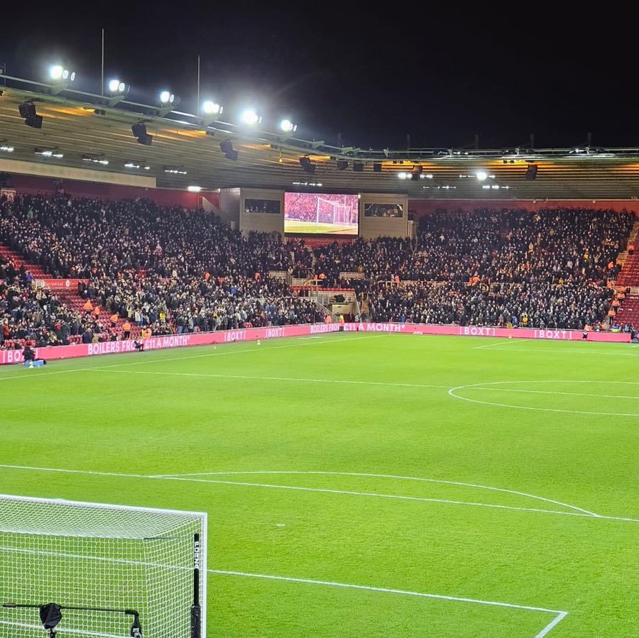 GradaBpro's tweet photo. 6.000 aficionados del Newcastle en Sunderland.
4.000 aficionados del Leicester en estadio del Millwall.
4.000 aficionados del Chesterfield en Watford.
4.500 aficionados del Aston Villa en Middlesbrough.

La FA Cup es una joya a nivel de gradas.
