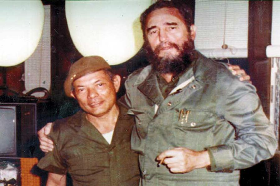 CubaOrtografia's tweet photo. Dos terroristas y delincuentes juntos. Tomás Borge y Fidel Castro. El primero fue miembro fundador del Frente Sandinista de Liberación Nacional (FSLN), que luchaba contra la dictadura de Somoza en Nicaragua. Al igual que el M-26-7, bajo el manto de sacar a Batista, el FSLN asesinó a gente inocente y cometió masacres indescriptibles.

Inspirados en el engendro maligno de Fidel Castro en 1959, Tomás Borge, Silvio Mayorga y Carlos Fonseca, otros guerrilleros delincuentes de Nicaragua, se van a Cuba mediante un contacto establecido con el Che y Tamara Bunke.

En Cuba, a inicios de 1960, Mayorga se reúne con un grupo de jóvenes inmigrantes nicaragüenses, procedentes de Venezuela, y preparan el nacimiento de lo que sería el Frente Sandinista de Liberación Nacional el 23 de julio de 1961 en Tegucigalpa, Honduras.

En enero de 1969, Borge es detenido por contrabando de armas en la frontera con Costa Rica. Ambos son deportados a Colombia. Ahí comienza un período de exilio que le llevaría a Cuba y a Perú.

El 19 de julio de 1979, las tropas del FSLN entran en Managua dando comienzo a la denominada Revolución Sandinista. Tomás Borge, con fama de ser el más radical de los nueve comandantes del Frente, es miembro de la Dirección Nacional del FSLN y se hace cargo del Ministerio del Interior (institución a la que se subordinaban la Policía Sandinista, el Sistema Penitenciario, Migración y Extranjería, Dirección General de la Seguridad del Estado y Bomberos), cargo que mantendría hasta la pérdida de las elecciones presidenciales de febrero de 1990.

Un capítulo subrayable de la represión sandinista fue el etnocidio contra los indígenas miskitos, de los cuales una gran cantidad, estimados en 250 mil, fueron recluidos en campos de concentración para obligarlos al traslado desde sus tierras ancestrales, afectadas por la reforma agraria colectivista, hacia otras localizaciones dispuestas por el Estado.

Esa operación terminó siendo denominada como Navidad Roja e incluyó el apresamiento, tortura y muerte de muchos dirigentes miskitos. Esto fue acompañado por la quema de viviendas, destrucción de cultivos y sacrificio de ganado, un tipo de prácticas similares a las empleadas por Josef Stalin contra la población ucraniana en el mal conocido Holodomor.

En el documental La balada del pequeño soldado (1984), los cineastas Werner Herzog y Denis Reichle llegaron a cuantificar unos 15 mil indígenas miskitos caídos bajo la violencia sandinista.

Las anécdotas son interminables. Hurgando en la historia del continente a partir de 1959, no hay movimiento guerrillero, alzamiento, conflicto externo o interno, atentado terrorista, grupos de alzados, desestabilización social, atentados, asesinatos o intentos de golpe de Estado donde no haya estado presente la mano del G-2 y el castrismo.