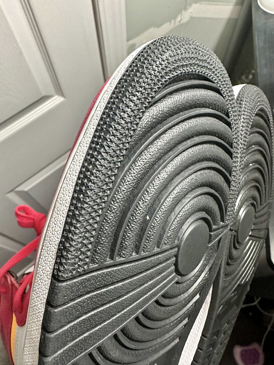 zebco999's tweet photo. Wanna give a big #SHOUTSOUT to @Cle_Eric_23 for the #Steal on this pair of pretty much #deadtstock #AJ1s. I almost felt like I was robbing the man cause he let ‘em go so cheap.. I threw him $5 extra just to make my conscience stfu 🤣
Man’s does solid business!! 🤝🏽🤝🏽
Don’t hesitate! Had them packed and shipped to me in 4 days. #Thankyou #SneakerCommunity