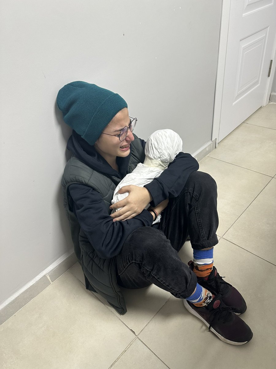 çocugunu eline beyaz posete sarip verince anliyorsun bazı seyleri… 06.01 ♾️🕊️🤍