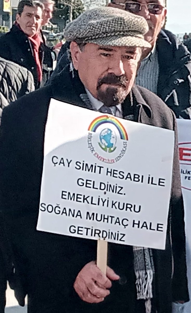 EYTLEVENTATACA1's tweet photo. Dün Kartal'da EMEKLİLER basın açıklamasından bir emekli Karesi

Çay simit hesabı ile geldiniz
Emekliyi kuru soğana muhtaç hale getirdiniz ‼️

#EmeklininKararıSandıkta
#5binKısmiHakkımız
#SeyyanenZam https://t.co/6sfcjq12jW