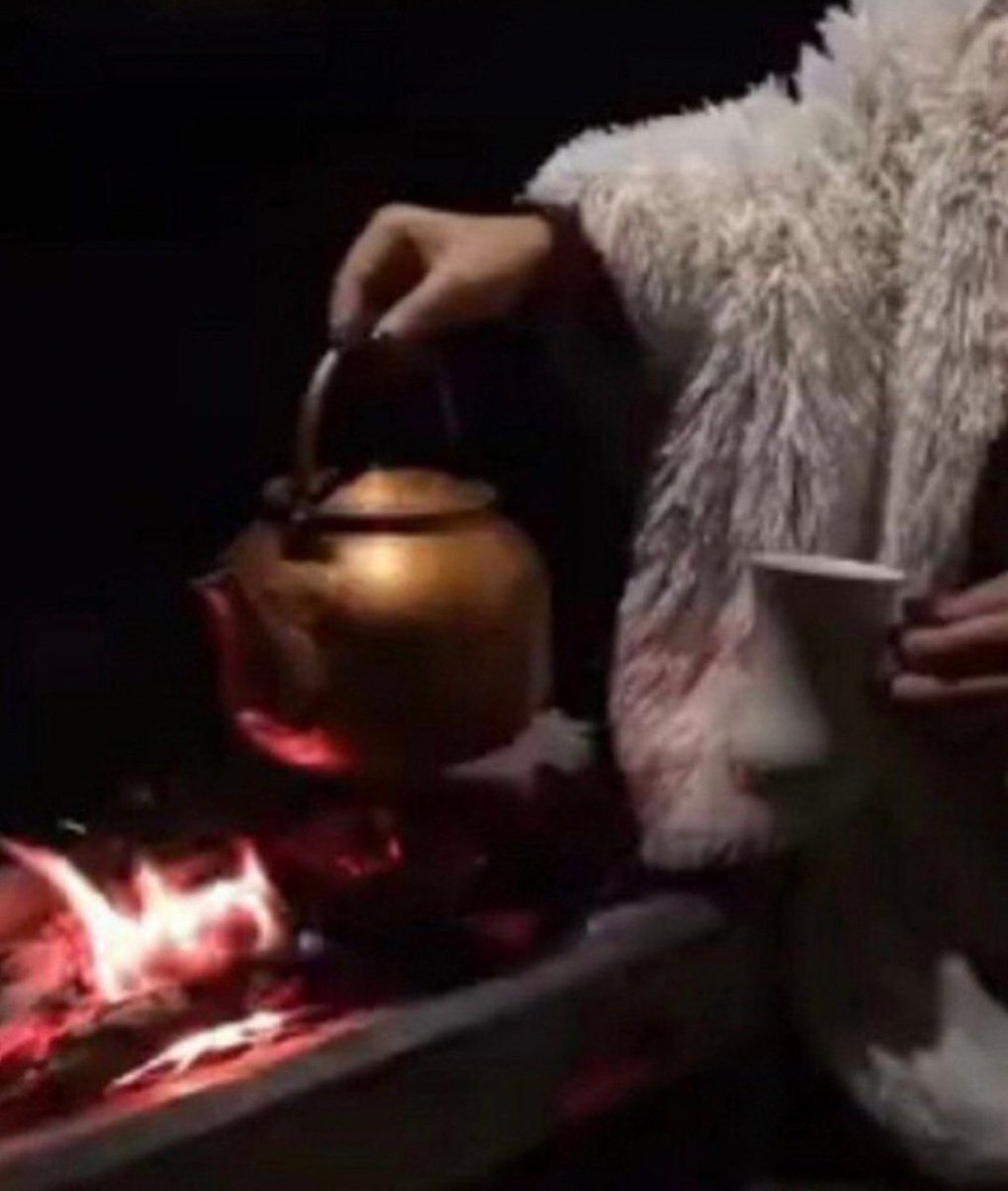 -

عندما يأتي الليل لا يأتي أبدا منفردا ..؛
يأتي في صحبة من يشاء !!
طيف...عطر...لحن..إشتياق ..؛
أي لا بد وإن يجلب معه مايشغل القلب والبال ..

سبحان اللهم وبحمدك " استغفرك واتوب اليك
❤️ثصبحووون على ماتتمنون 🌹🤚