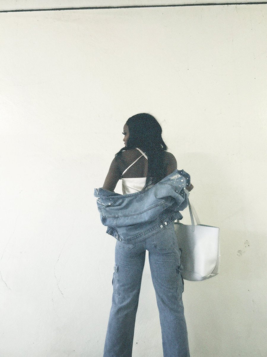 be_contagiouss's tweet photo. Minding my own black business https://t.co/Us8gInbWLK