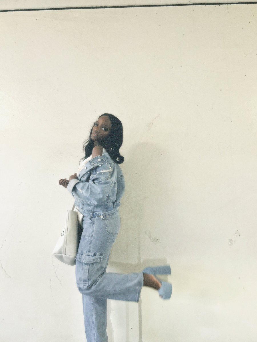 be_contagiouss's tweet photo. Minding my own black business https://t.co/Us8gInbWLK