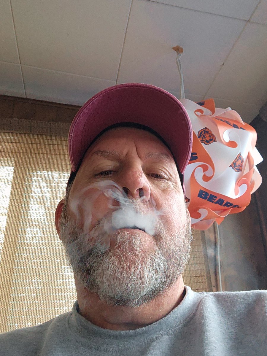 dabruce21's tweet photo. Enjoying a cigar while watching some Saturday football. https://t.co/6uip8jTHub