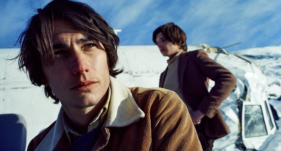 El pelo hermoso que tienen todos los personajes de La sociedad de la nieve. Hay que comer carne humana.