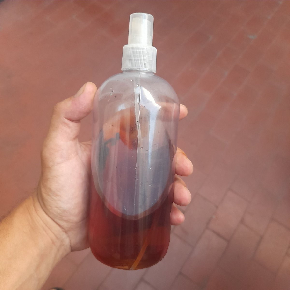 marstesta's tweet photo. Enamorado de mi repelente casero a base de esencia de vainilla, que encima si le erras al puf puf y te lo tiras en la cara (típico de mi) te queda la boca con gusto a flan de bodegón. https://t.co/OqLzdz0ozx