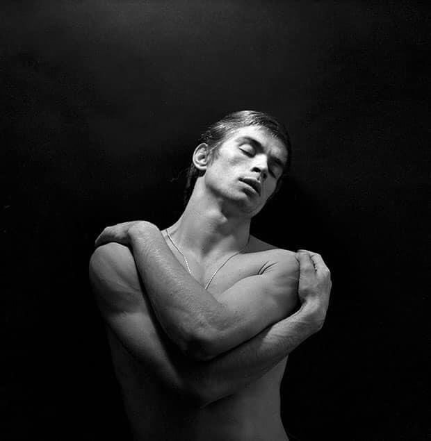 alexiafontana's tweet photo. 🔵 Il 6 gennaio 1993 moriva “il ballerino”, l’artista che ho più amato, il meraviglioso RUDOLF #NUREYEV ucciso dall’aids... 

Non dimenticherò mai il nostro incontro. 

Nureyev lasciò uno splendido testamento sentimentale, ve ne regalo qualche riga: 

“Ogni uomo dovrebbe danzare, per tutta la vita. 
Non essere ballerino, ma danzare. 
Chi non conoscerà mai il piacere di entrare in una sala con delle sbarre di legno e degli specchi, chi smette perché non ottiene risultati, chi ha sempre bisogno di stimoli per amare o vivere, non è entrato nella profondità della vita, ed abbandonerà ogni qualvolta la vita non gli regalerà ciò che lui desidera. È la legge dell’amore: si ama perché si sente il bisogno di farlo, non per ottenere qualcosa od essere ricambiati, altrimenti si è destinati all’infelicità. Io sto morendo, e ringrazio Dio per avermi dato un corpo per danzare cosicché io non sprecassi neanche un attimo del meraviglioso dono della vita».

@NureyevClub  @DanzaClassica1 
@teatroallascala @BolshoiOfficial 
@RobertoBolle 

#danza
#danzaclassica