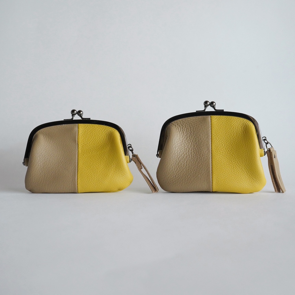 tete_bag's tweet photo. ＼HMJまであと5日！／
がま口のお財布はストックのレザーより全て一点ものでお作りしています👛
今回、革からお選びいただくカスタムオーダーも受付いたします！納期は２月末。
お選びいただくお時間も楽しんでいただけたら嬉しいです！
@hmj_fes NO. Ｉ- 159でお待ちしてます
https://t.co/BzAuRtXEg3 https://t.co/guzwsMfr9D