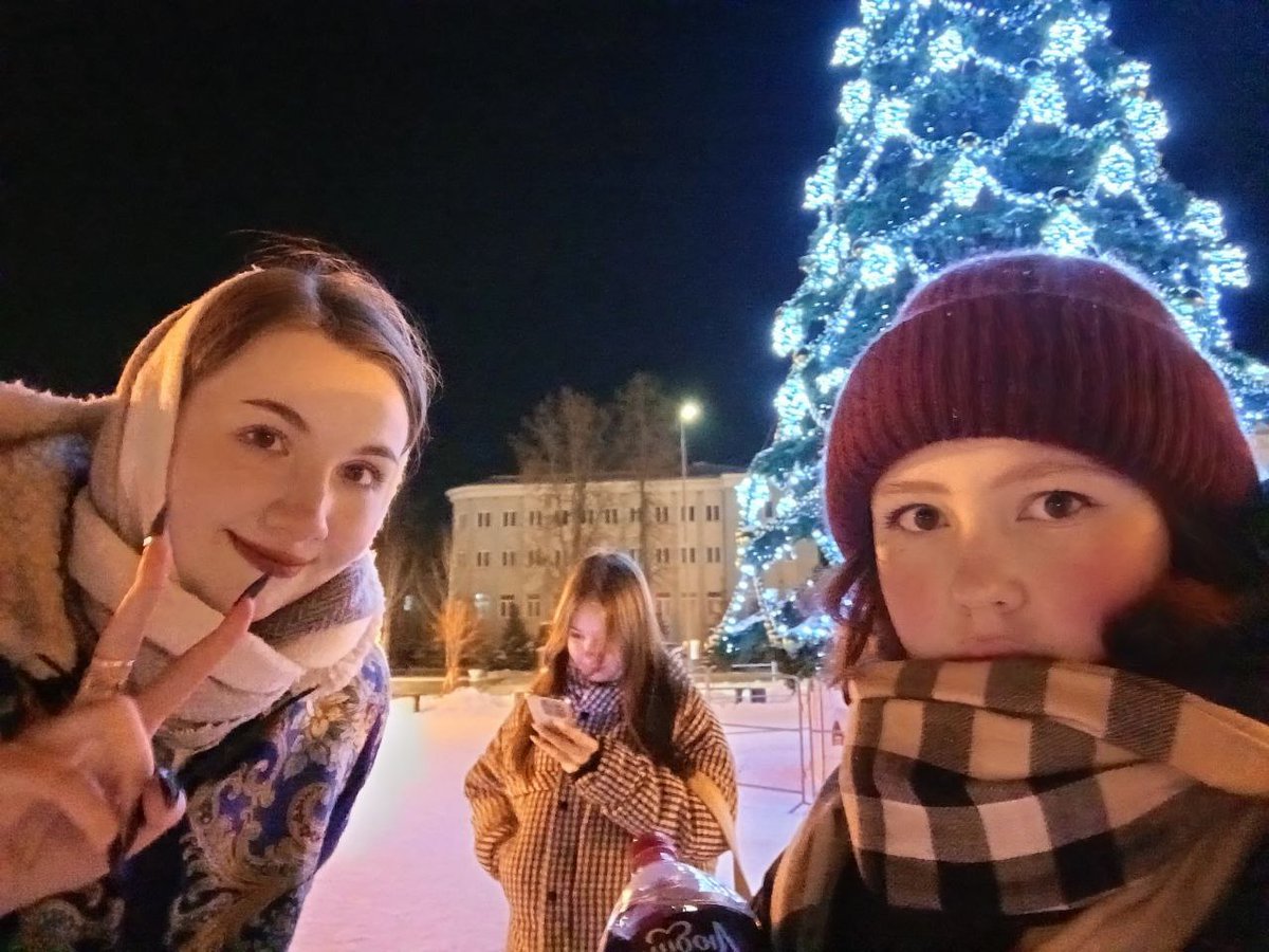 Lem__________'s tweet photo. Я супер припозднилась(извините) 
С новым годом и Рождеством! 
Вот вам 2 милые фоточки с совместной гулянки с подружками https://t.co/vhileu3SfZ