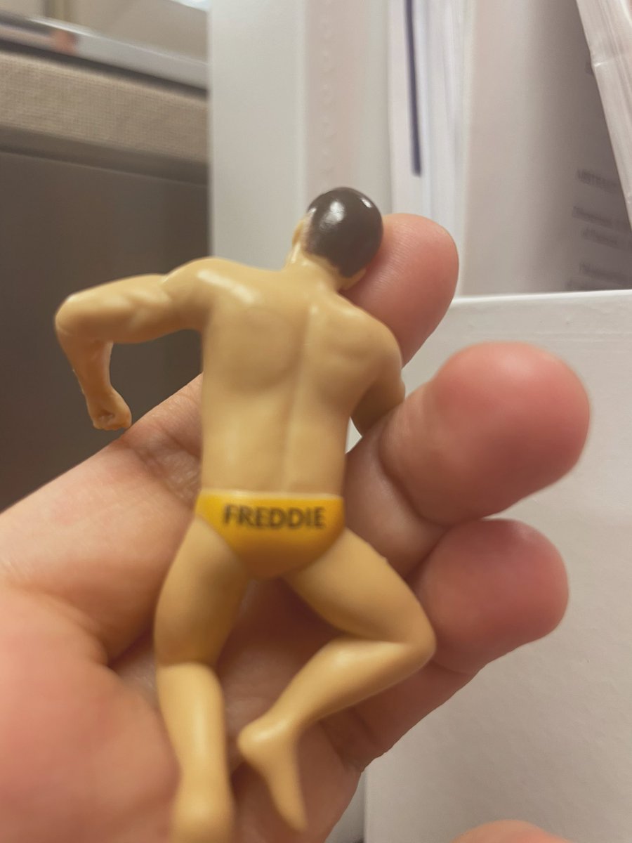 tohokom's tweet photo. 私の机ではいつもFreddieがメッチャ応援してくれてる https://t.co/kj2Crnby4R