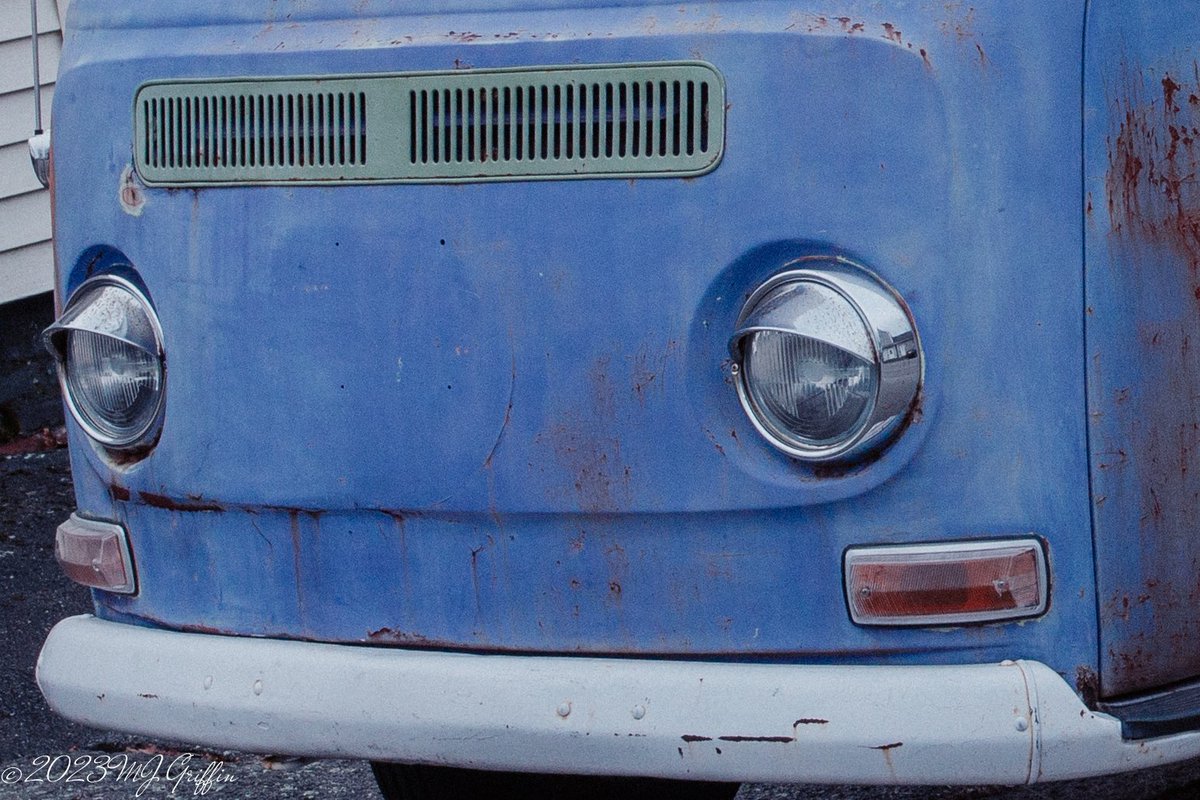 I came across an antique Volkswagon bus parked on the street while out for a drive today.

#carspotting #i̇nstacars #classiccars #vintagecars #antiquecars #vw #vwbus #vwbuslove #carporn #carspotter #onthestreet #carphotography #carphoto #cars #blue #retro #salem #salemma