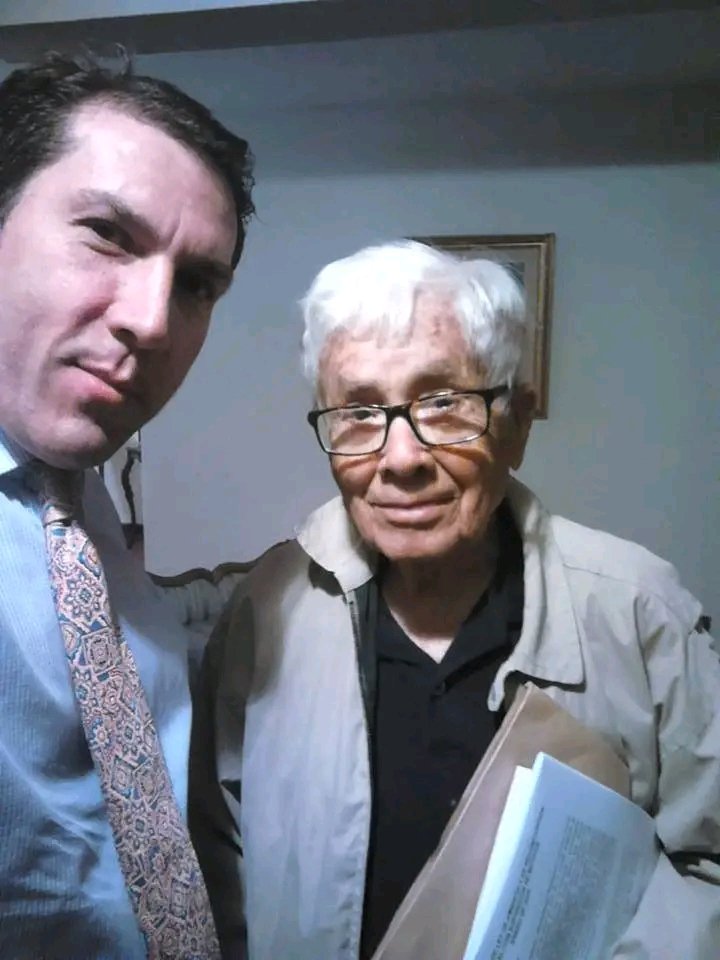 Un día como hoy hace 7 años falleció el Dr. Octavio Lepage. Fué Presidente del Congreso, Ministro del Interior y Presidente de la República (i).
En sus últimos años se dedicó a escribir. Me reunía con él con frecuencia. Aquí le entrego el proyecto de la Ley de Amnistía. #QEPD