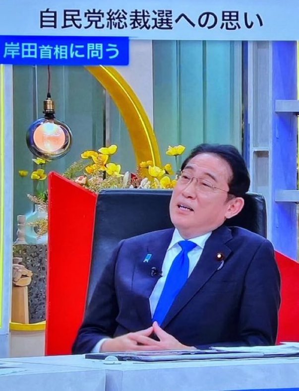 これ、
震災の余震も続いてるのに
BSテレビに生出演してる時の写真‼️

ふんぞりかえってます

なに？これ