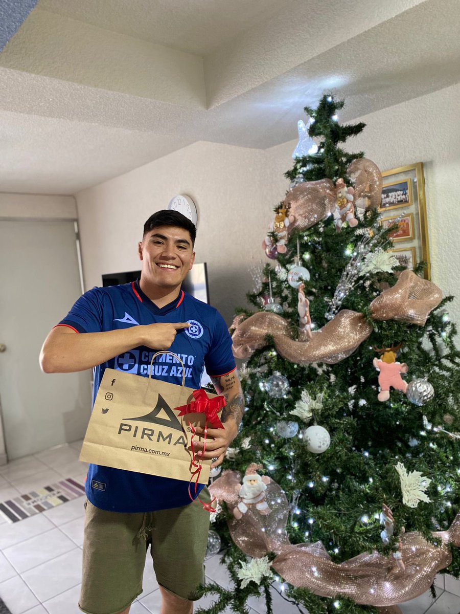 2lovc3's tweet photo. Sábado día de reyes te vas a tu talachita ⚽️de los sábados y tu esposa se queda en casa lo cual se me hizo raro porque siempre me acompaña, cuando regreso me encuentro con esto abajo del árbol. Simplemente lo mejor. Es la mejor 😍🤩 #CruzAzul #PirmaFutbol https://t.co/Hi28rmXdcp