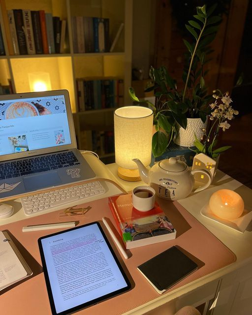liIacdaisy's tweet photo. late night studying https://t.co/CpQahxnfsX