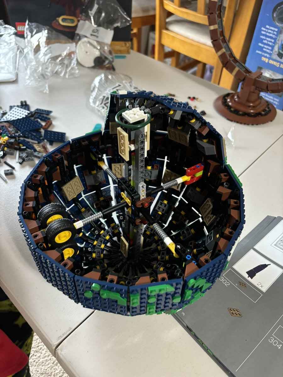 ShannonScheetz's tweet image. 🥰This kid amazes me everyday!! So far his most difficult solo build - about 8 hrs of build time - 2585 pieces 🤯 #andrewmichaelscheetz #legosarelife #futureengineer @scheetz51
