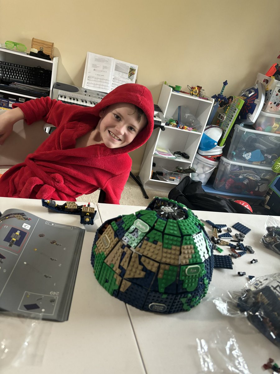ShannonScheetz's tweet image. 🥰This kid amazes me everyday!! So far his most difficult solo build - about 8 hrs of build time - 2585 pieces 🤯 #andrewmichaelscheetz #legosarelife #futureengineer @scheetz51