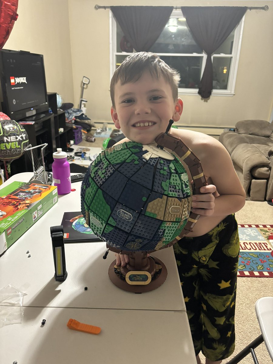 ShannonScheetz's tweet image. 🥰This kid amazes me everyday!! So far his most difficult solo build - about 8 hrs of build time - 2585 pieces 🤯 #andrewmichaelscheetz #legosarelife #futureengineer @scheetz51