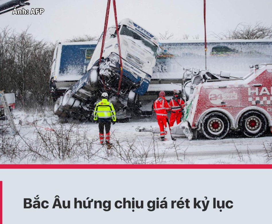 YanNewsVN's tweet photo. Các nước Bắc Âu đang ghi nhận thời tiết lạnh kỷ lục, âm hàng chục độ C, mang theo tuyết dày làm gián đoạn giao thông, sinh hoạt.
Thụy Điển hôm 5/1 trải qua đêm tháng 1 lạnh nhất kể từ năm 1999, có nơi ghi nhận nhiệt độ xuống khoảng âm 44°C. Đợt rét đậm buộc nhiều tuyến tàu điện, xe bus địa phương tạm dừng dịch vụ trong vài ngày.
Đan Mạch ghi nhận tuyết dày tới 50 cm, dày nhất kể từ năm 2011. Giới chức nước này khuyến cáo người dân tránh lái xe quanh Aarhus, thành phố lớn thứ hai của Đan Mạch, nơi ùn tắc giao thông kéo dài tới 30 km. Tại Na Uy, nhiệt độ khu vực phía Bắc Kautokeino giảm xuống âm 41,6℃.
Ở nước láng giềng Phần Lan, một số tuyến tàu cũng bị gián đoạn. Nhiệt độ có nơi ở vùng Tây Bắc là âm 42°C, mức thấp nhất trong mùa đông này.
Các nhà chức trách địa phương tại các nước đã phải đưa ra cảnh báo về việc nhiều tuyến đường gặp vấn đề lớn, nhiều người kẹt hàng giờ. Người dân hãy suy nghĩ kỹ và ở nhà.
-------------- 🇻🇳🇻🇳🇻🇳🇻🇳🇻🇳-------------
 #News #Entertainment #Vietnam