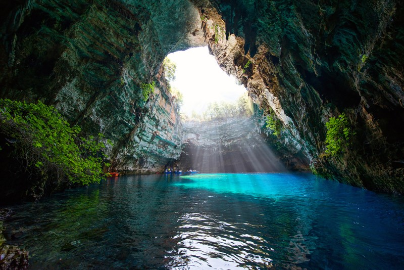 LizatBTJ's tweet photo. Unfair! Greece already has too many nice places. Well, here's another. Melissani Lake in Kefalonia. #Greece #Kefalonia #Breathtaking #LeaveYourWorriesBehind #LetsTravel #BootsToJourneys #AmazingNature #BTJTravel #LandSeaHistoryCultureFood #GreeceHasItAll https://t.co/A5tnbBnsQk