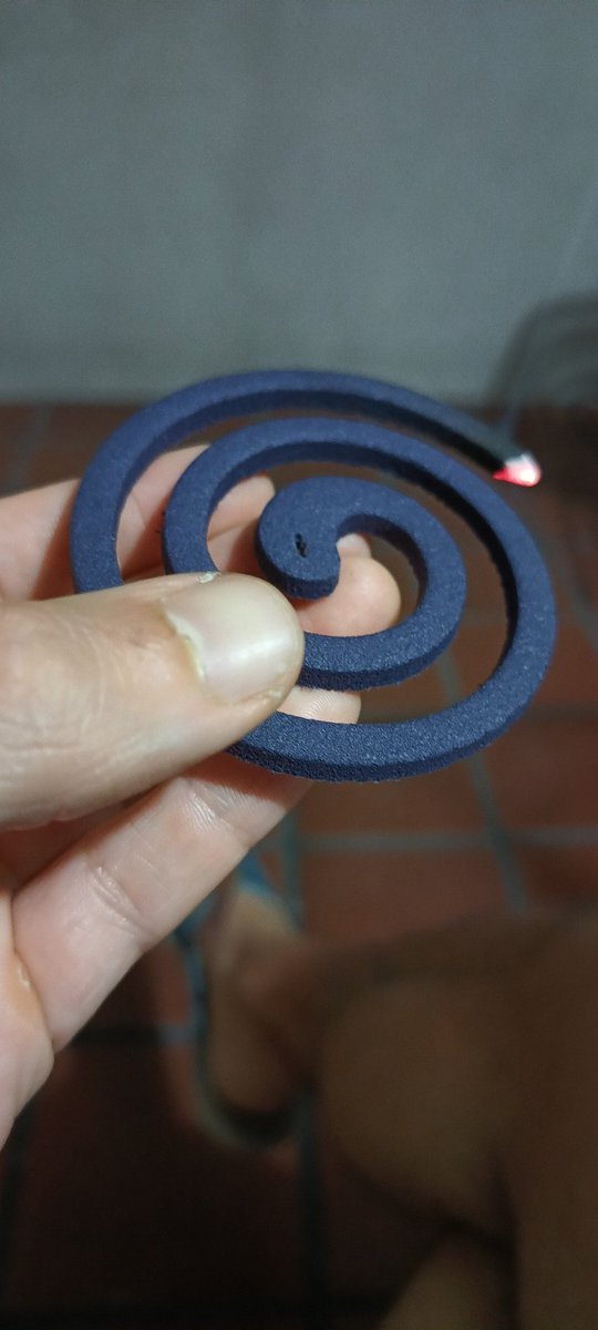 juanfagv's tweet photo. Prendí un espiral y están tan zarpados los mosquitos que vino uno y se posó en el dedo https://t.co/koAW73SCju