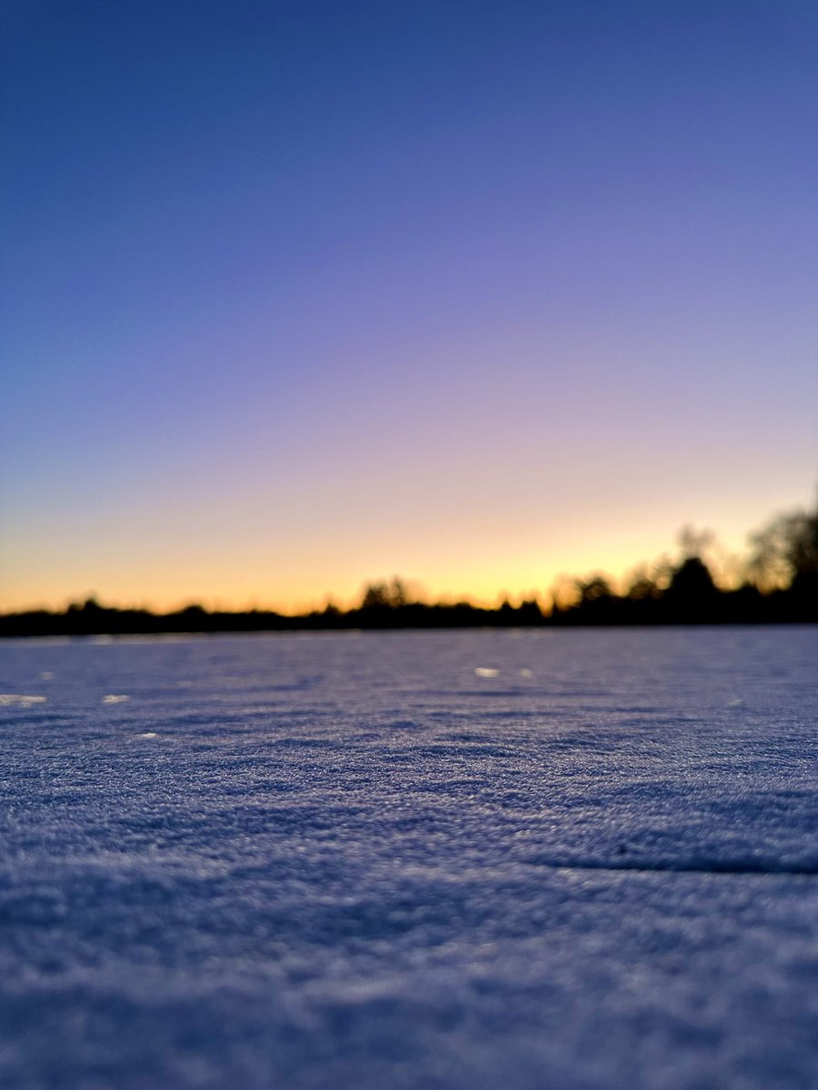 Snow is in the forecast 
for us tonight..
This lightly dusted lake will 
have a nice white blanket 
in the morning ❄️

#snow #WINTER #nature #NaturePhotography #sunset #WinterWonderland #ThePhotoHour #SnowHour #winterphotography