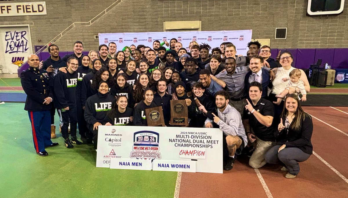 WRESTLING HISTORY!! 1st time any university, any division, has won both the men’s and women’s duals national championship in the same year. 

<a href="/AshSwordFlavin/">Ashley Sword FLAVIN, MPH</a>  and @Om1acosta have built monster programs. It’s a privilege to have watched this unfold. 

This picture is everything 💚