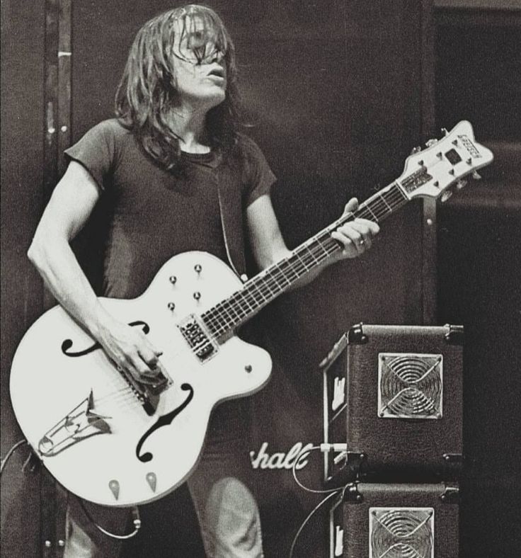 Mestre Malcolm Young completaria 71 anos de idade.

#acdc⚡️ #MalcolmYoung