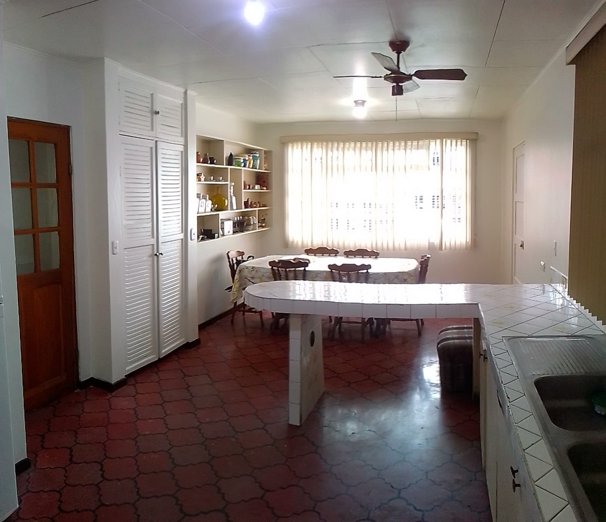 🔵 BELLA CASA A LA VENTA EN CURRIDABAT 🔵
"Descubre tu futuro hogar, está esperándote en Lomas de Ayarco”🏡
💥La casa cuenta con las siguientes características: 
 💵El precio inicial de oferta es:  $350 000
(Negociable)
  ~ La construcción mide: 450 m²
⛳La propiedad mide: 568 m²