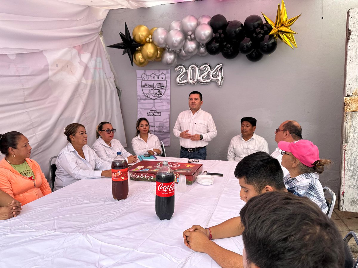 AzaelPortillo's tweet photo. 👑 Compartimos la tradicional rosca de reyes con nuestras compañeras y compañeros del departamento de servicios generales de nuestro sindicato, ahora a prepararnos para los tamales. 😃🫔.  

@SUTSHA #CdMadero https://t.co/iwxjqZ1dTt