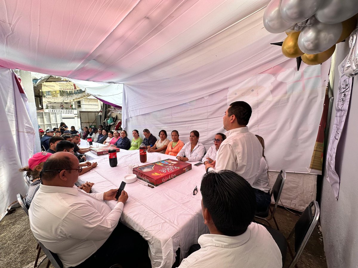 AzaelPortillo's tweet photo. 👑 Compartimos la tradicional rosca de reyes con nuestras compañeras y compañeros del departamento de servicios generales de nuestro sindicato, ahora a prepararnos para los tamales. 😃🫔.  

@SUTSHA #CdMadero https://t.co/iwxjqZ1dTt