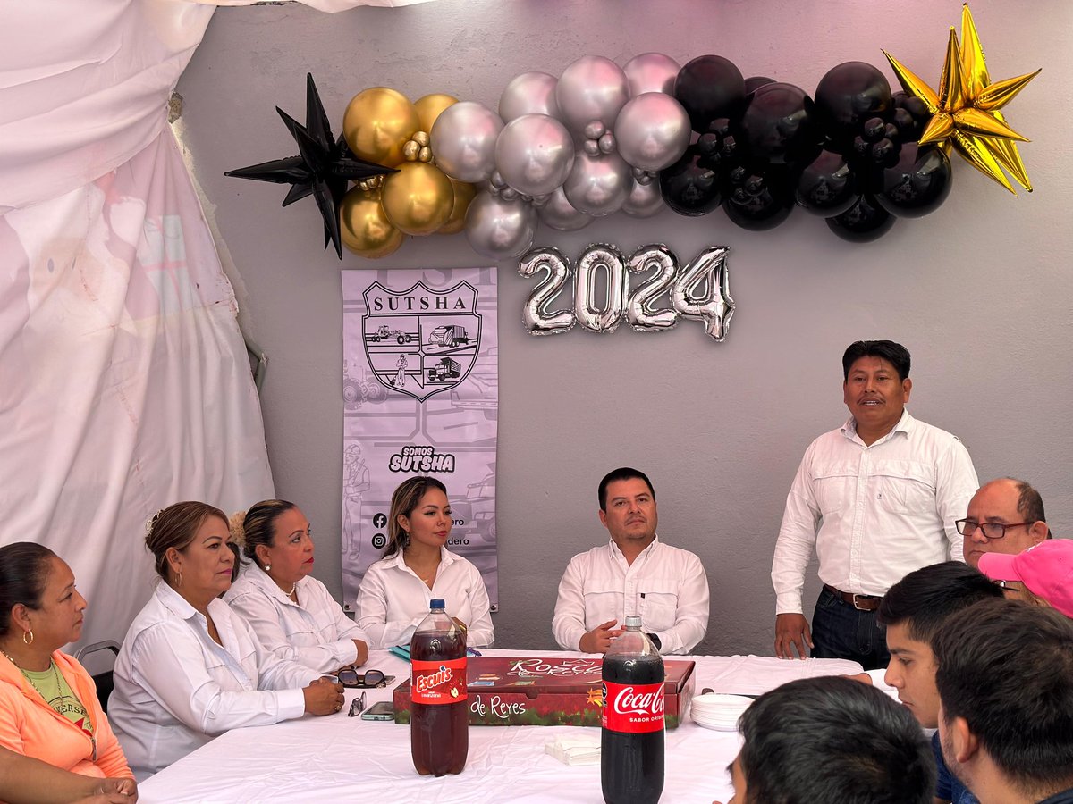 AzaelPortillo's tweet photo. 👑 Compartimos la tradicional rosca de reyes con nuestras compañeras y compañeros del departamento de servicios generales de nuestro sindicato, ahora a prepararnos para los tamales. 😃🫔.  

@SUTSHA #CdMadero https://t.co/iwxjqZ1dTt