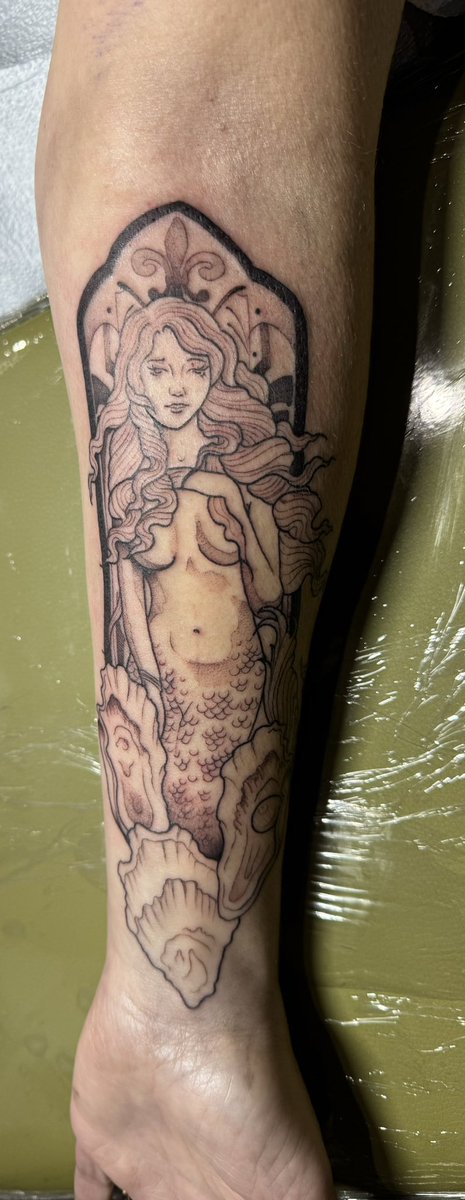 RoadQueen1967's tweet photo. Done with outline and some shading!!! Can’t wait to see her finished!!!
#tattooart
#mermaidtattoo
#gotink
#ridethelightningtattoo https://t.co/adV2YJdIVl